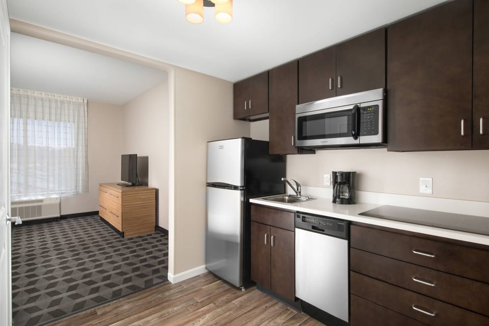 Coffee/tea maker, fridge, microwave, stovetop