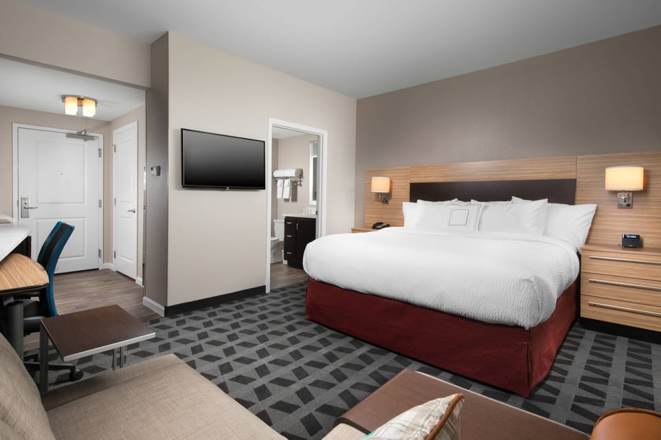 Down comforters, in-room safe, desk, blackout drapes