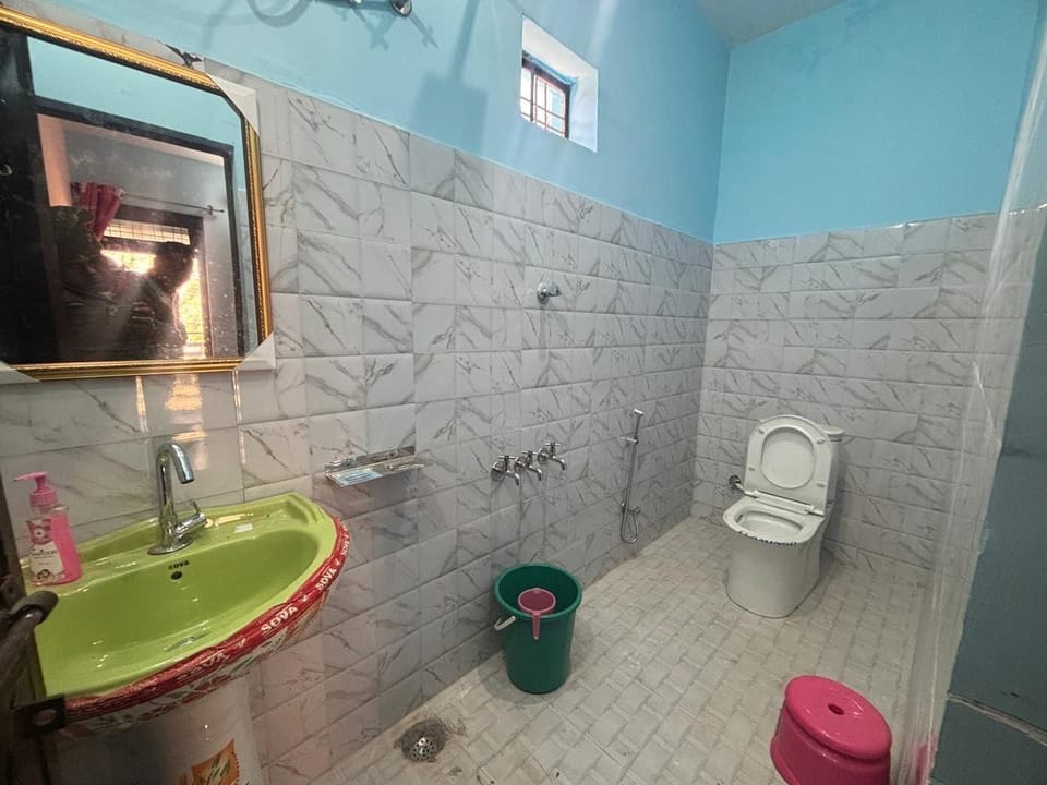 Basic Single Room, Balcony, Mountain View | Bathroom