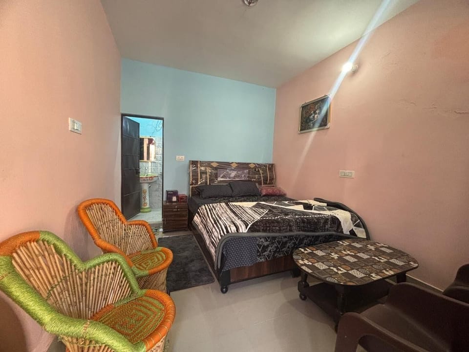 Basic Single Room, Balcony, Mountain View | Desk