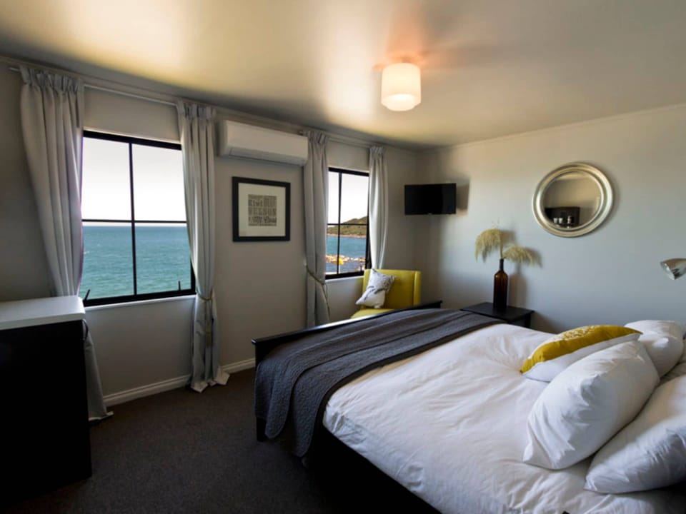 King Room | Living area | Flat-screen TV