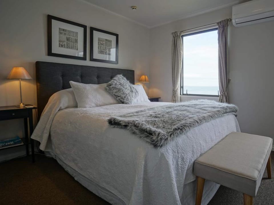 King Room | Iron/ironing board, WiFi (free), individually decorated