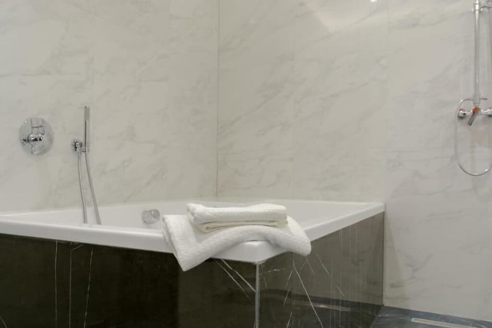 Family Room, Balcony, Courtyard View | Bathroom | Shower, hair dryer, towels, soap