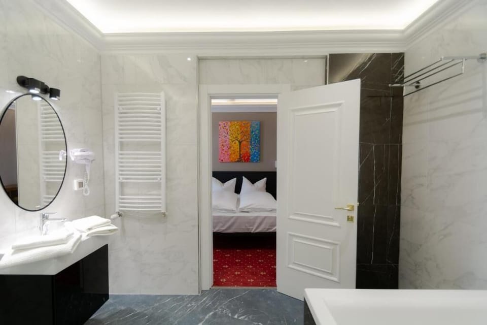 Family Room, Balcony, Courtyard View | Bathroom | Shower, hair dryer, towels, soap