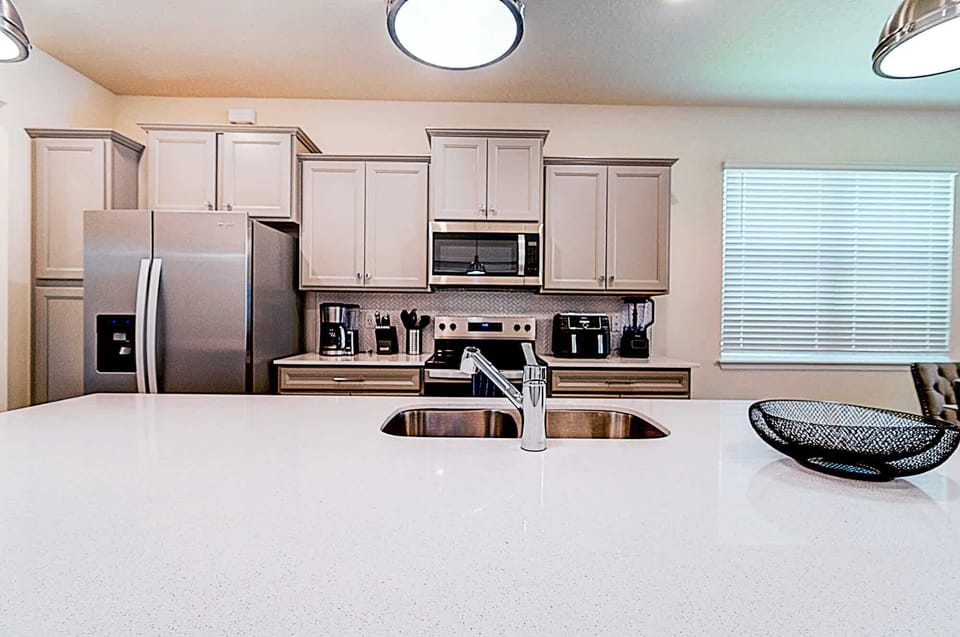 House, Multiple Beds, Pool Access, Pool View (15976CC-SVH) | Private kitchen