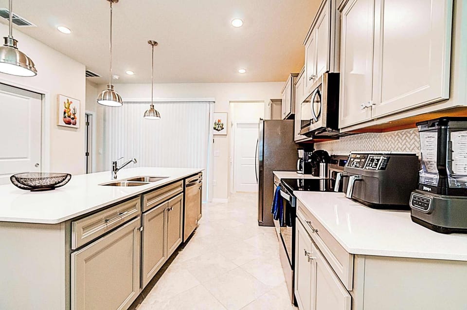 House, Multiple Beds, Pool Access, Pool View (15976CC-SVH) | Private kitchen