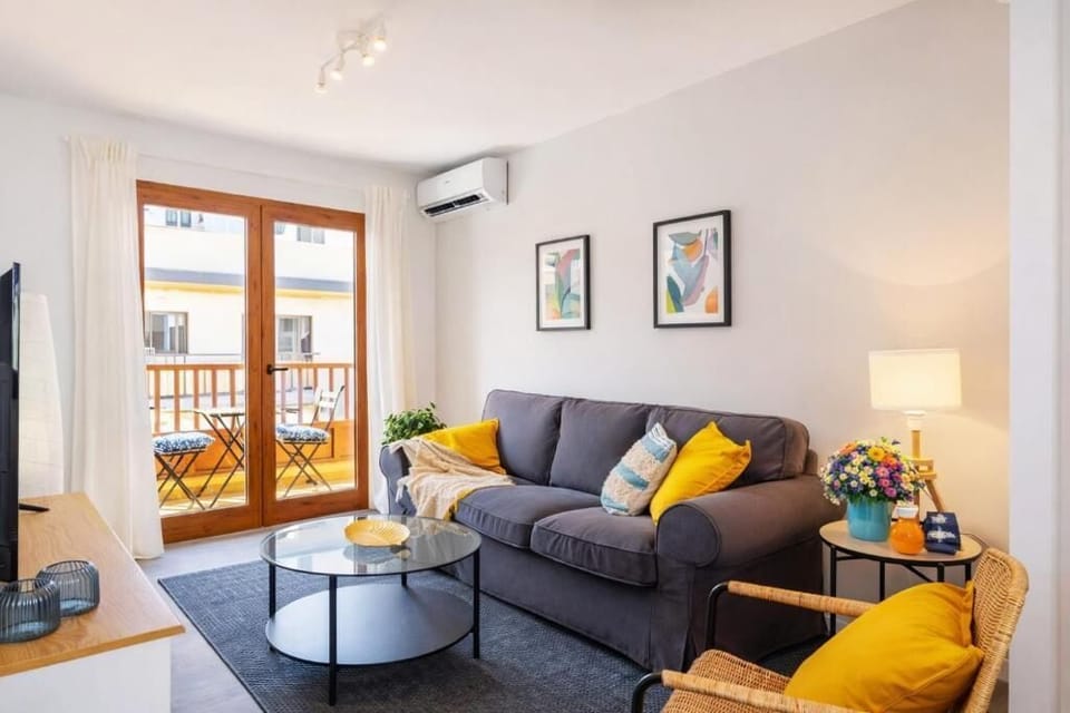 Deluxe Apartment | Living area | 32-inch flat-screen TV with cable channels