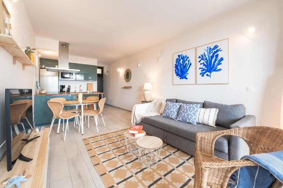 Deluxe Apartment, Garden View | Living area | 32-inch flat-screen TV with cable channels