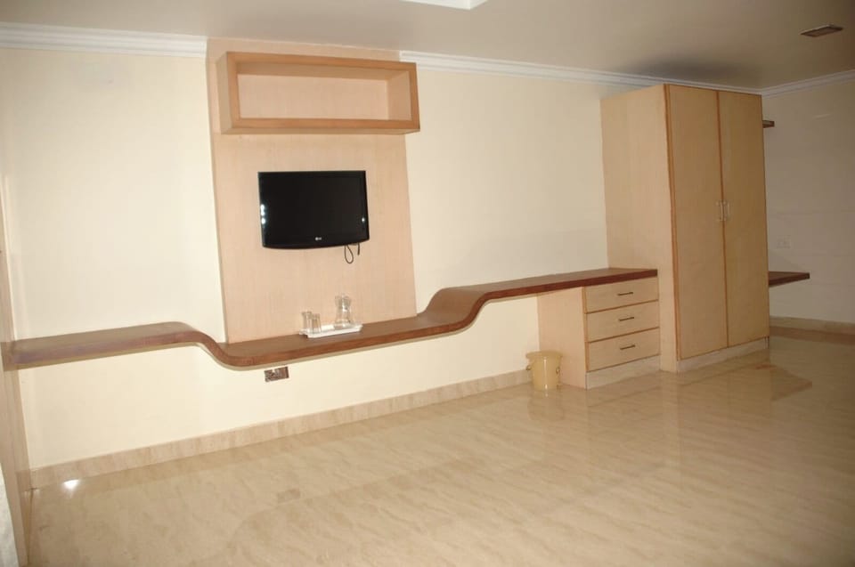 Family Room, 1 King Bed | Free WiFi, bed sheets, wheelchair access
