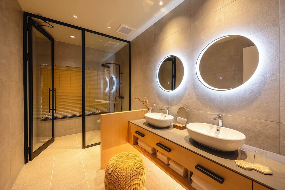 Double Room, 1 King Bed, Non Smoking, Patio | Bathroom | Separate tub and shower, hair dryer, slippers, towels