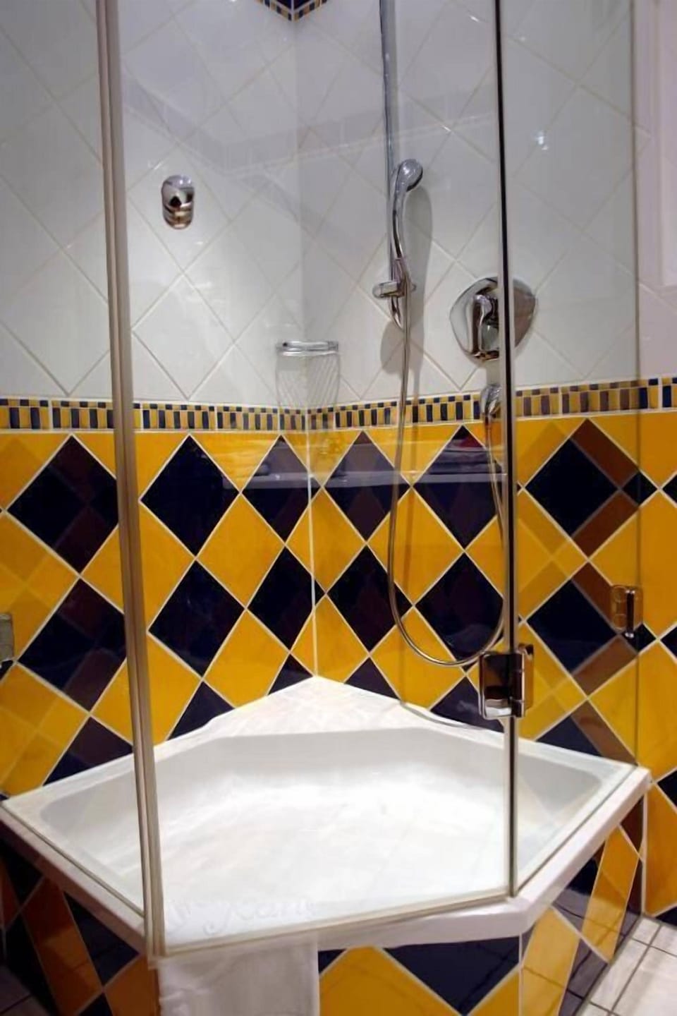 Classic Single Room | Bathroom | Hair dryer, towels, soap, shampoo