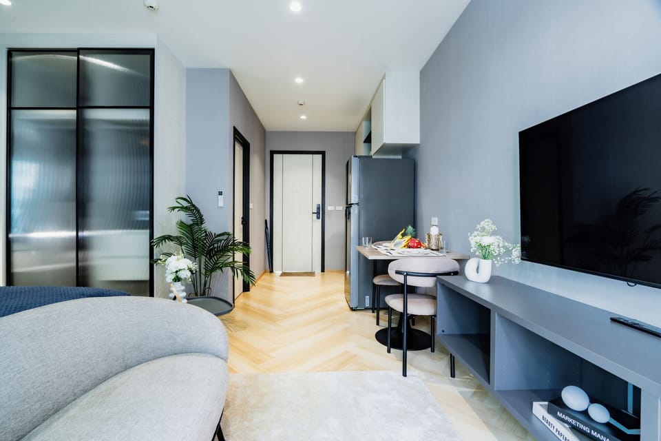 Classic Studio, Balcony, Pool View | Interior
