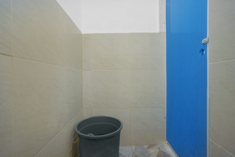 Standard Double Room | Bathroom | Shower, towels