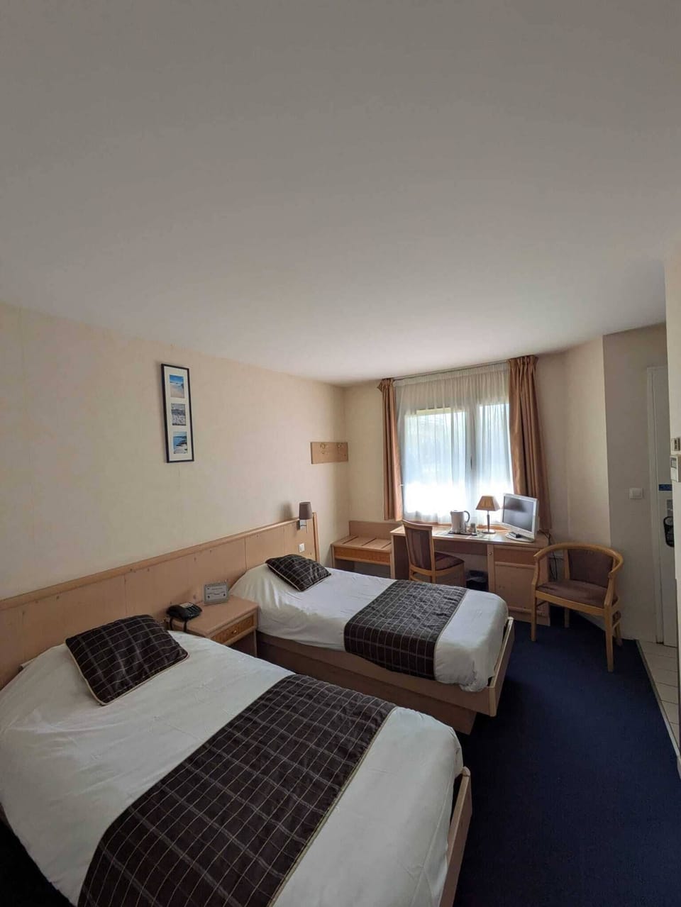 Double Room | Premium bedding, desk, soundproofing, free cribs/infant beds