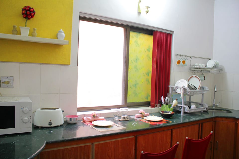 Red Double Deluxe | Private kitchen | Fridge, microwave, stovetop, cookware/dishes/utensils