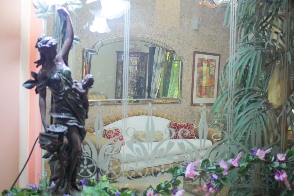 Lobby lounge