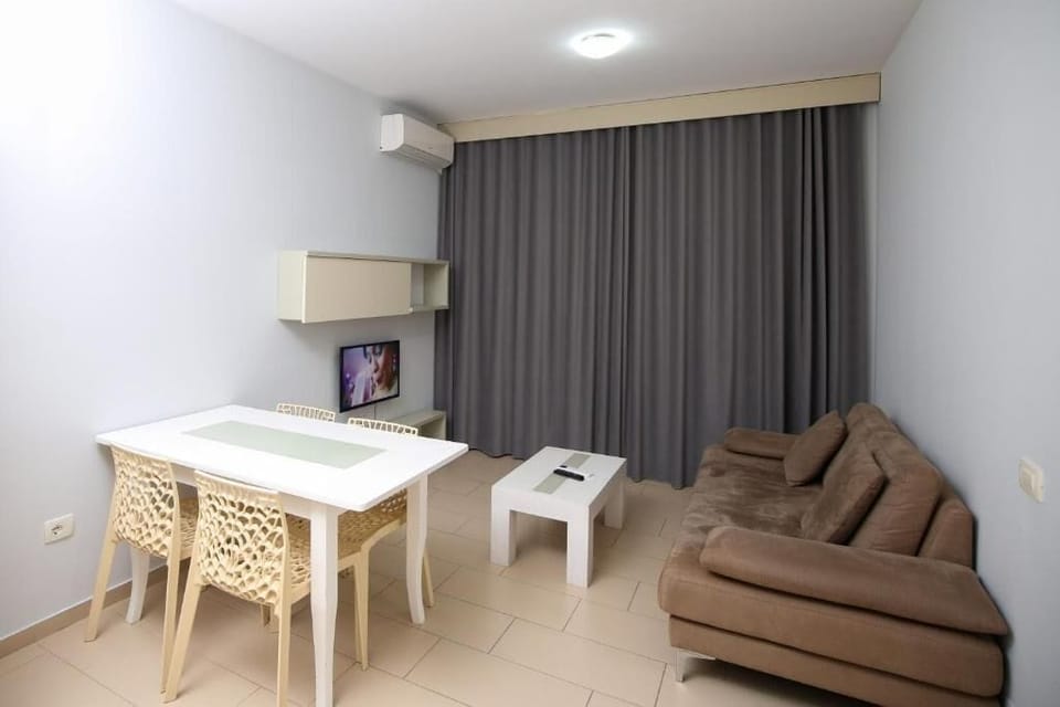 Double Room, 1 King Bed, Beach View | Living area