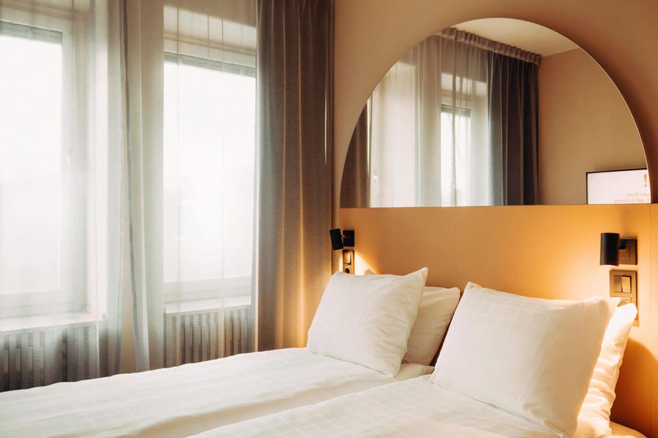 Room, 1 Queen Bed | In-room safe, bed sheets