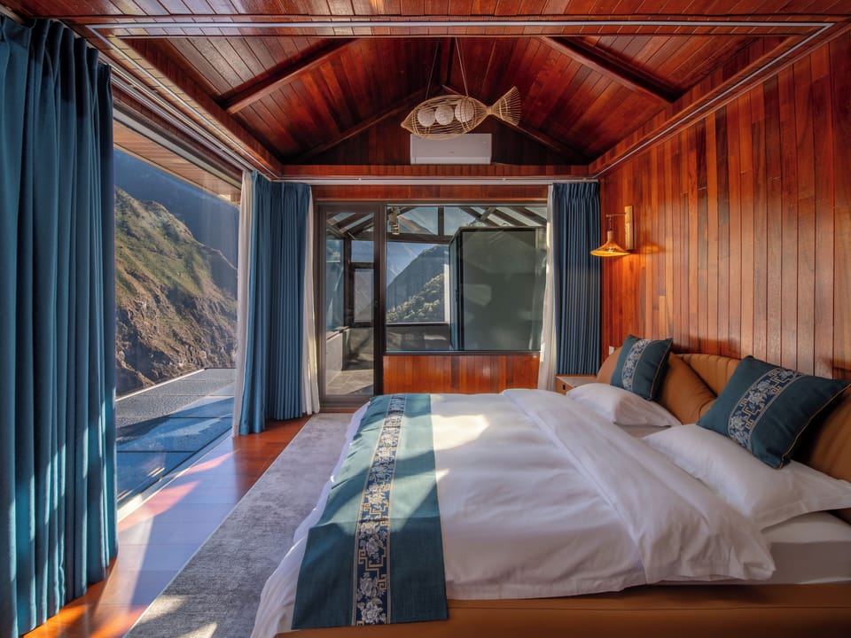 Exclusive House, Balcony | Premium bedding, down comforters, laptop workspace, WiFi (free)
