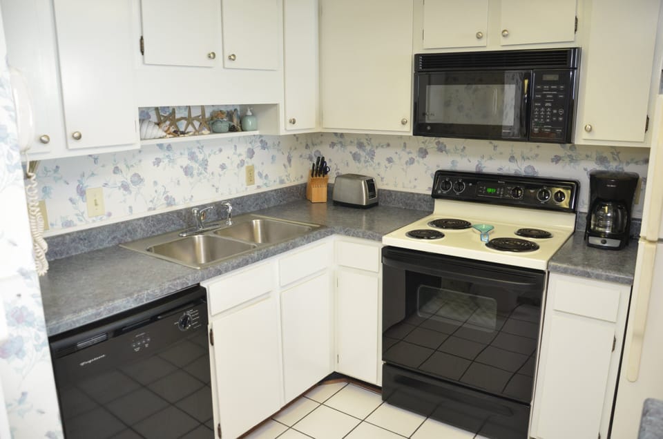 Condo, 1 Bedroom | Private kitchen | Coffee/tea maker, fridge, oven, toaster