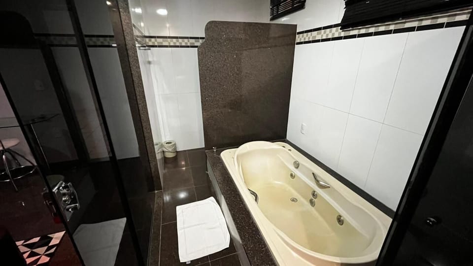 Standard Apartment | Bathroom | Free toiletries, towels, soap, shampoo