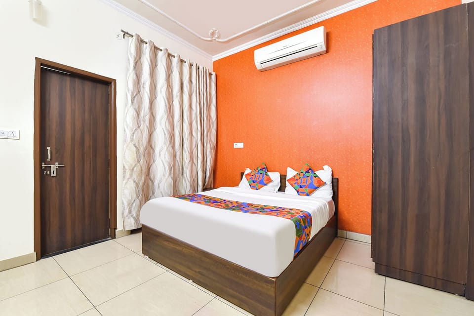 Egyptian cotton sheets, premium bedding, in-room safe, desk
