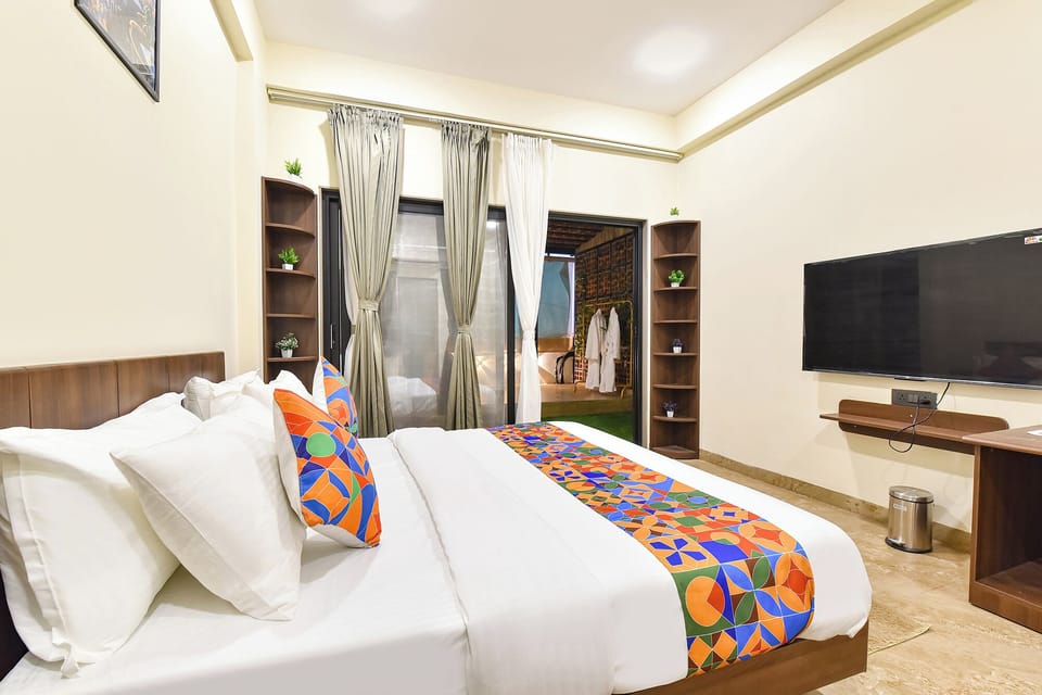 Suite | Egyptian cotton sheets, premium bedding, in-room safe, desk