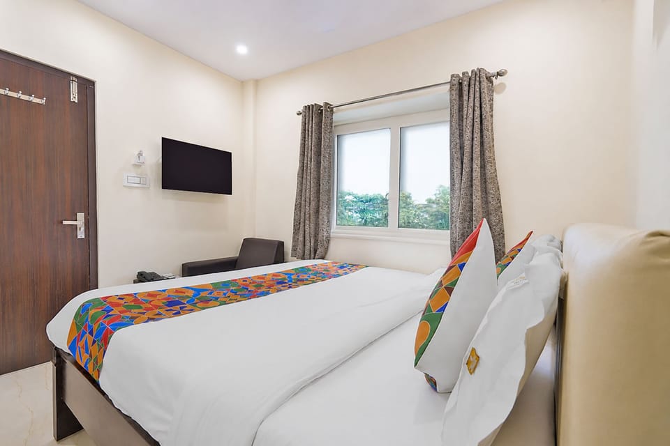 Egyptian cotton sheets, premium bedding, in-room safe, desk