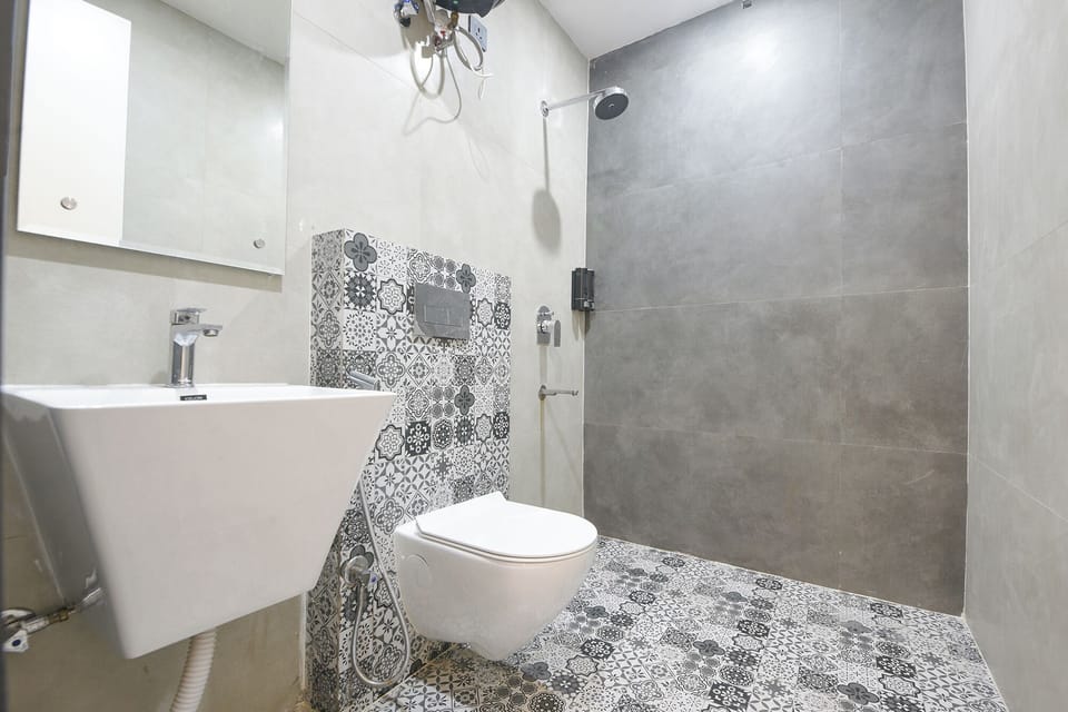 Shower, rainfall showerhead, free toiletries, towels
