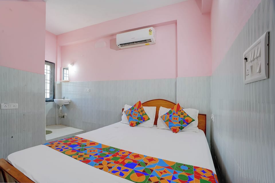 Deluxe Room | Egyptian cotton sheets, premium bedding, in-room safe, desk