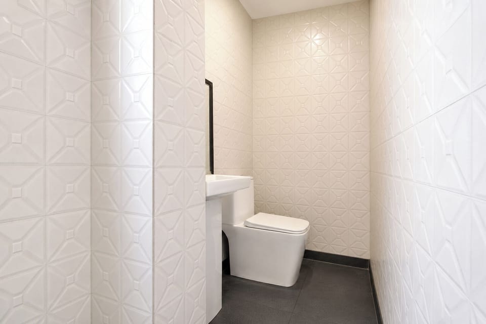 Shower, rainfall showerhead, free toiletries, towels
