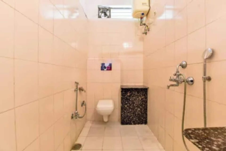 Shower, rainfall showerhead, free toiletries, towels