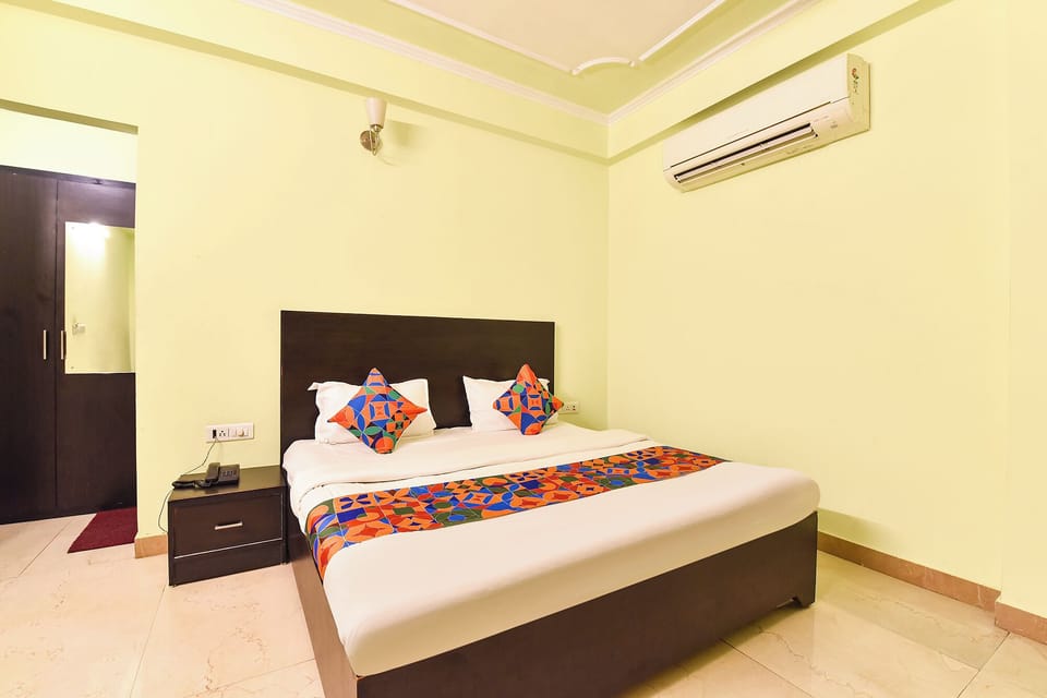 Egyptian cotton sheets, premium bedding, in-room safe, desk