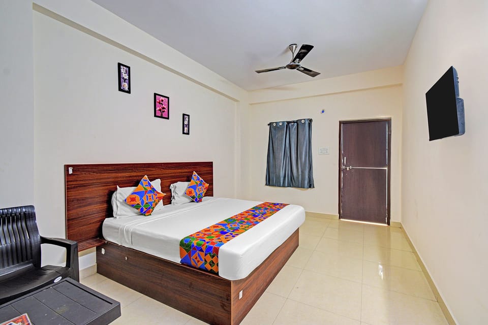 Deluxe Room | Egyptian cotton sheets, premium bedding, in-room safe, desk