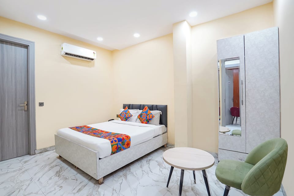 Egyptian cotton sheets, premium bedding, in-room safe, desk