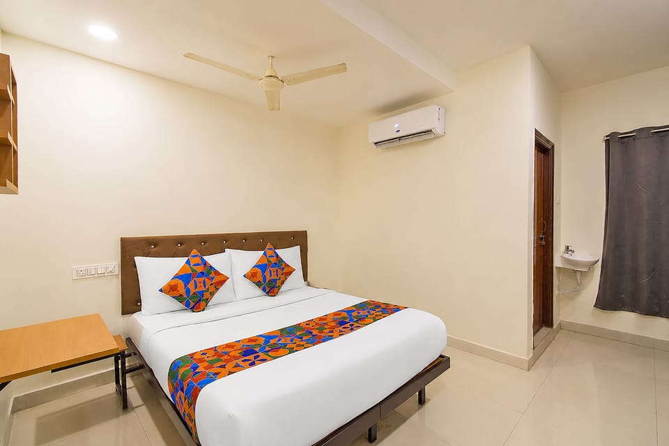 Egyptian cotton sheets, premium bedding, in-room safe, desk
