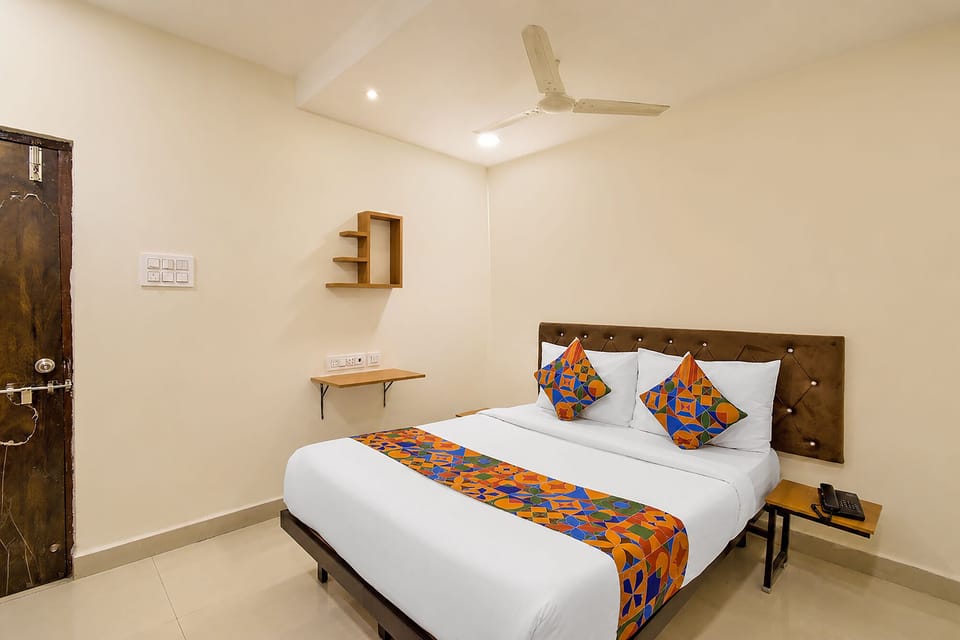 Deluxe Room | Egyptian cotton sheets, premium bedding, in-room safe, desk