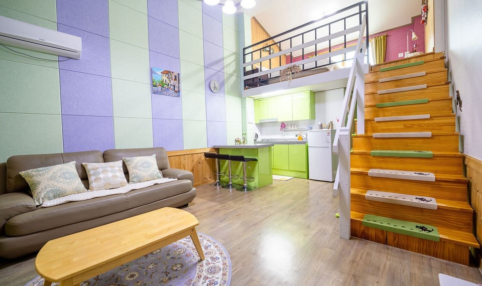 Classic Suite, Balcony, Mountain View | Living area