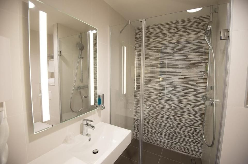 Comfort Double Room, Garden View | Bathroom | Shower, hair dryer, towels, soap
