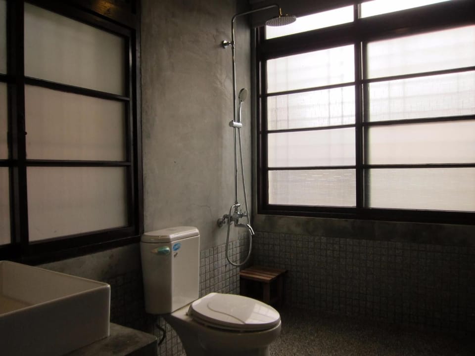 Shower, rainfall showerhead, free toiletries, hair dryer