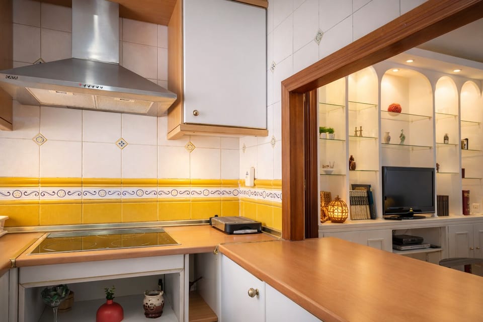 Classic Apartment | Private kitchen | Cookware/dishes/utensils, cleaning supplies