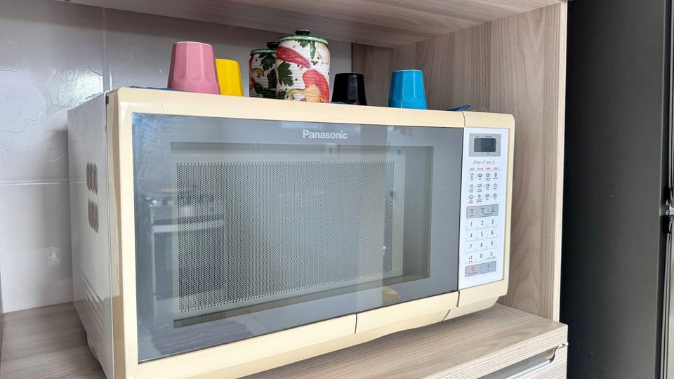 Basic Apartment | Microwave