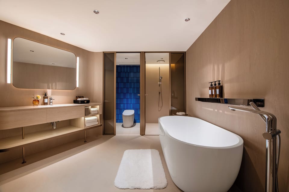 Luxury Suite | Bathroom | Hair dryer, slippers, towels, shampoo
