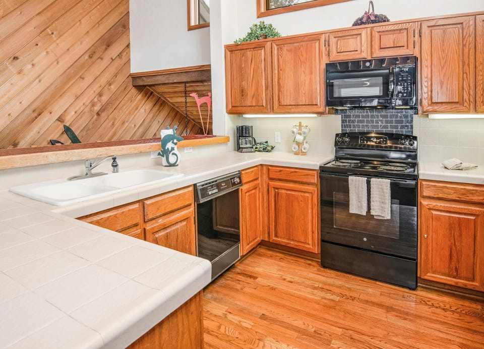 House, Multiple Beds (Ridgepoint 187, 3BD Townhome in Beave) | Private kitchen
