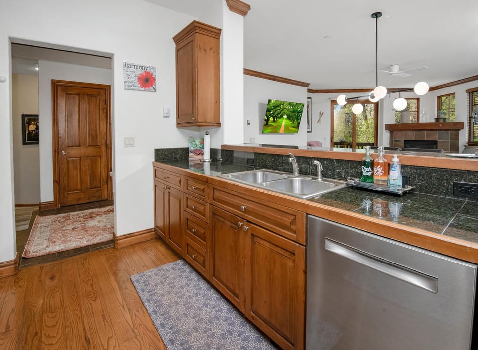 House, 2 Queen Beds (Brookside Townhome 201,  3BD in Avon ) | Private kitchen