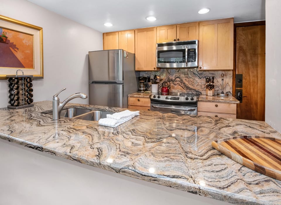 Condo, Multiple Beds (Vail International 111, 2 BD Lionshea) | Private kitchen