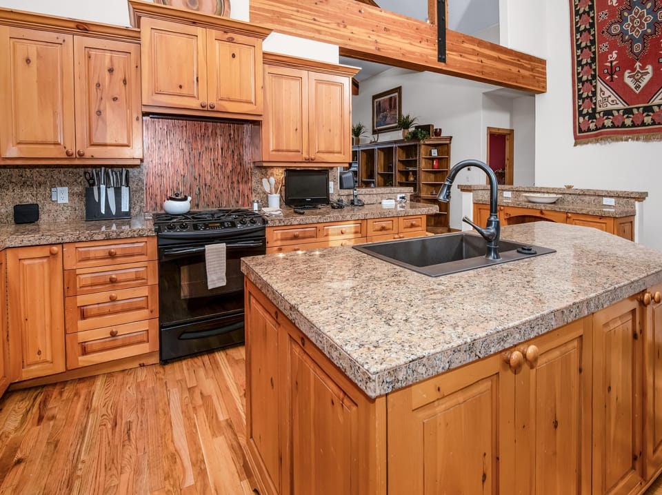 House, Multiple Beds (4BD Private Arrowhead Home on Golf Co) | Private kitchen