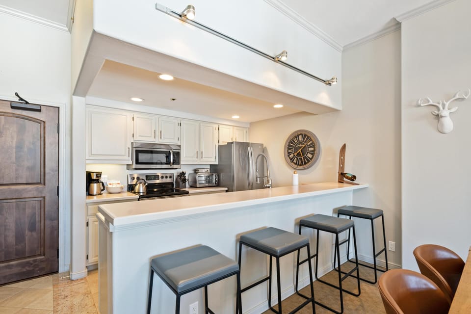 Condo, 1 King Bed (Borders Lodge L111 2BD Beaver Creek S) | Private kitchen