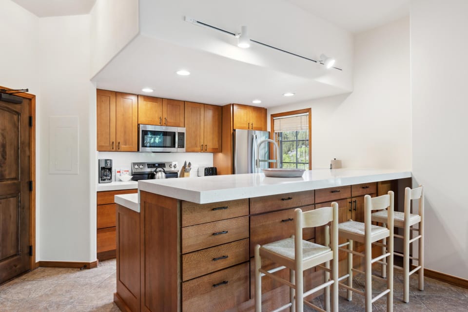 Condo, 1 King Bed (Borders Lodge L114 2BD Beaver Creek S) | Private kitchen