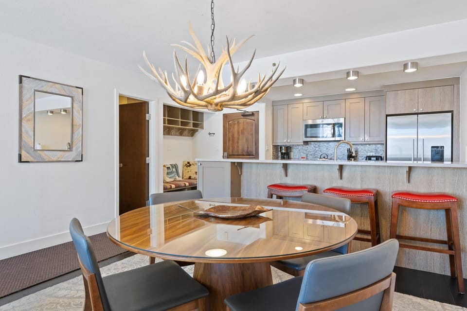 Condo, Multiple Beds (Borders Lodge L305 2BD Beaver Creek S) | Dining